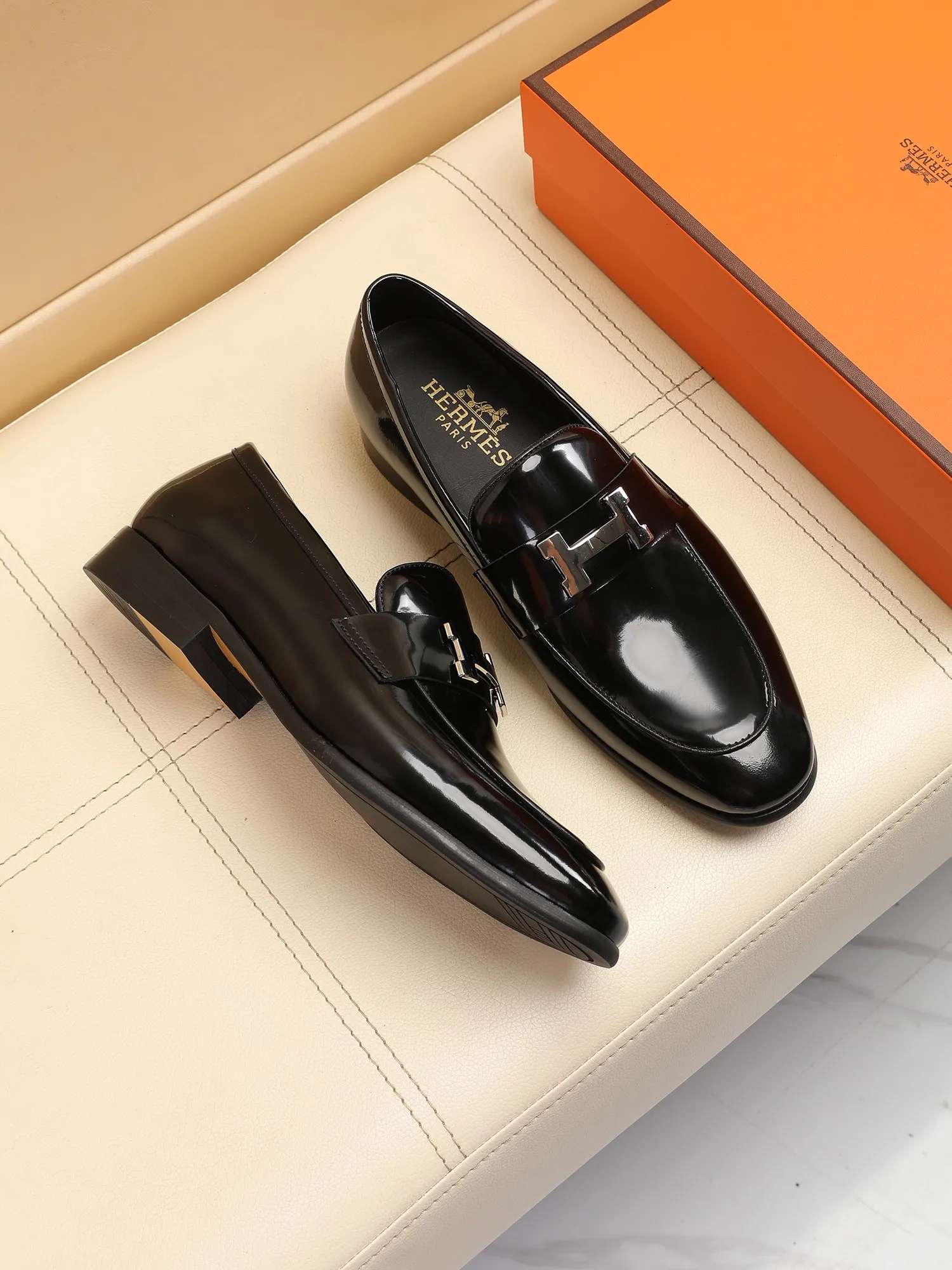 Factory price 460💶[HERMES] (cowhide lining)🍀Italian top luxury🍀He does not pursue novel styles and gorgeous colors, but attracts the favor of successful men with his flawless, elegant and classic style! This very, very comfortable, simple and stable style makes it easy to match any style! The pattern is absolutely 1:1 refined from the original case, and we strive for excellence in materials, imported cowhide + cowhide lining💪💪💪extraordinary texture👍! .Code number: 39 to 44 (38.4546 customized)